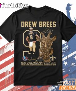 Drew Brees New Orleans Saints GOAT Tribute T Shirt DI Chuyen Hinh Anh IN Tren Mat Truoc Sang Mockup AO Mau Lay Ung Background Mau Thiet KE