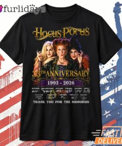 Hocus Pocus Anniversary 1993–2026 T Shirt – Black Halloween Graphic Tee Thiet KE Lai Hinh Anh Tren Mau Sao Cho Hot Trend Moi EP Hon Roi DI Chuyen Hinh Anh IN Tren Mat Truoc Sang Mockup AO Mau