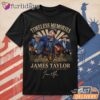 James Taylor Timeless Memories T Shirt – Signature Classic Music Tee Thiet KE Lai Hinh Anh Tren Mau Sao Cho Hot Trend Moi EP Hon Roi DI Chuyen Hinh Anh IN Tren Mat Truoc Sang Mockup AO Mau