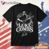 Luke Combs Signature Graphic T Shirt – Black Country Music Fan Tee Thiet KE Lai Hinh Anh Tren Mau Sao Cho Hot Trend Moi EP Hon Roi DI Chuyen Hinh Anh IN Tren Mat Truoc Sang Mockup AO Mau