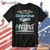 Miami Dolphins Yes I’m Old But I Saw Dolphins Memories T Shirt – Football Fan Tee DI Chuyen Hinh Anh IN Tren Mat Truoc Sang Mockup AO Mau Lay Ung Background Mau Thiet KE