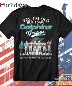 Miami Dolphins Yes I’m Old But I Saw Dolphins Memories T Shirt – Football Fan Tee DI Chuyen Hinh Anh IN Tren Mat Truoc Sang Mockup AO Mau Lay Ung Background Mau Thiet KE