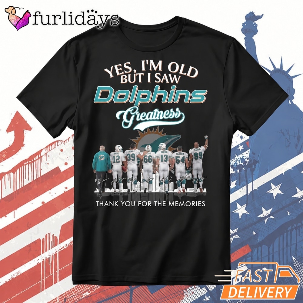 Miami Dolphins Yes I’m Old But I Saw Dolphins Memories T Shirt – Football Fan Tee DI Chuyen Hinh Anh IN Tren Mat Truoc Sang Mockup AO Mau Lay Ung Background Mau Thiet KE