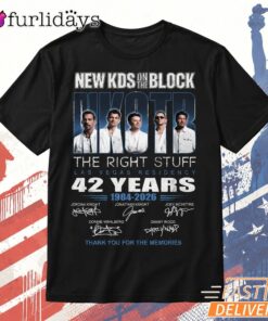 New Kids on the Block 42 Years T Shirt – Signature Retro Music Fan Tee Thiet KE Lai Hinh Anh Tren Mau Sao Cho Hot Trend Moi EP Hon Roi DI Chuyen Hinh Anh IN Tren Mat Truoc Sang Mockup AO Mau