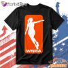 WNBA Basketball Logo Graphic T Shirt – Women’s Basketball Fan Tee DI Chuyen Hinh Anh IN Tren Mat Truoc Sang Mockup AO Mau Lay Ung Background Mau Thiet KE