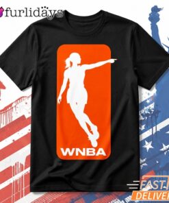 WNBA Basketball Logo Graphic T Shirt – Women’s Basketball Fan Tee DI Chuyen Hinh Anh IN Tren Mat Truoc Sang Mockup AO Mau Lay Ung Background Mau Thiet KE
