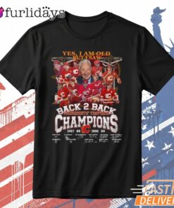 Yes I Am Old But I Saw Back 2 Back Champions T Shirt – Football Champions Tribute Tee DI Chuyen Hinh Anh IN Tren Mat Truoc Sang Mockup AO Mau Lay Ung Background Mau Thiet KE