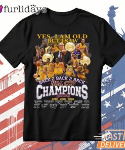 Yes I Am Old But I Saw Back to Back Champions T Shirt DI Chuyen Hinh Anh IN Tren Mat Truoc Sang Mockup AO Mau Lay Ung Background Mau Thiet KE