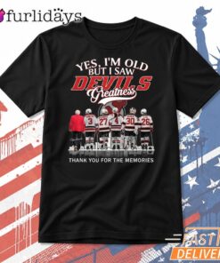 Yes I’m Old But I Saw New Jersey Devils Games T Shirt DI Chuyen Hinh Anh IN Tren Mat Truoc Sang Mockup AO Mau Lay Ung Background Mau Thiet KE