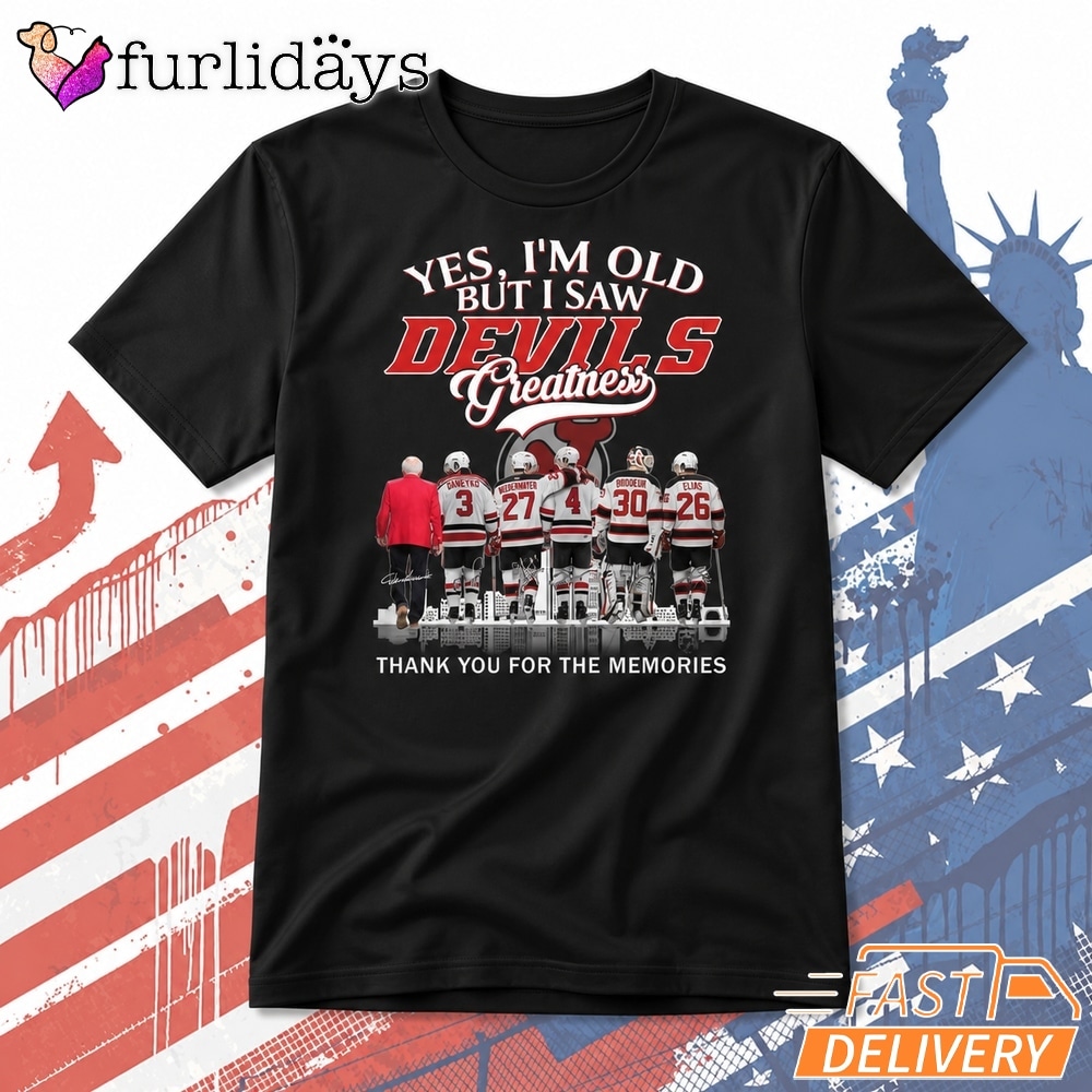 Yes I’m Old But I Saw New Jersey Devils Games T Shirt DI Chuyen Hinh Anh IN Tren Mat Truoc Sang Mockup AO Mau Lay Ung Background Mau Thiet KE